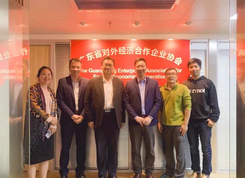 2 月 10 日 廣東省對(duì)外經(jīng)濟(jì)合作企業(yè)協(xié)會(huì)駐莫斯科代表處首席代表&俄羅斯粵商會(huì)會(huì)長(zhǎng)孫繼業(yè)、秘書(shū)長(zhǎng)于超先、秘書(shū)長(zhǎng)李欽武、正睿咨詢集團(tuán)商業(yè)服務(wù)中心總經(jīng)理武文盛（左3）、項(xiàng)目總監(jiān)譚懿（左2）合影