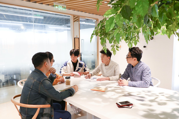 員工培訓(xùn)與發(fā)展：培養(yǎng)人才，提升企業(yè)核心競爭力