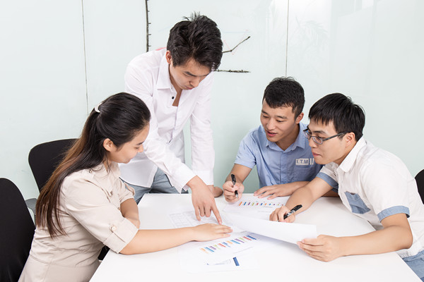 設(shè)計(jì)合理激勵(lì)機(jī)制，激發(fā)員工工作積極性和創(chuàng)新精神
