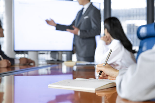 如何保證企業(yè)的年度工作方向與經(jīng)營(yíng)目標(biāo)保持一致？