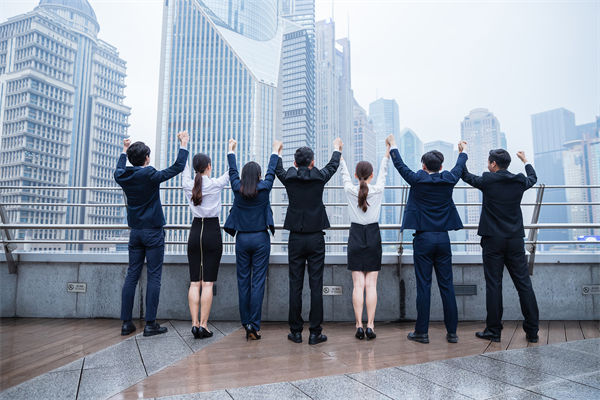 29歲男演員退圈回老家趕集擺攤，人力資源怎么看？