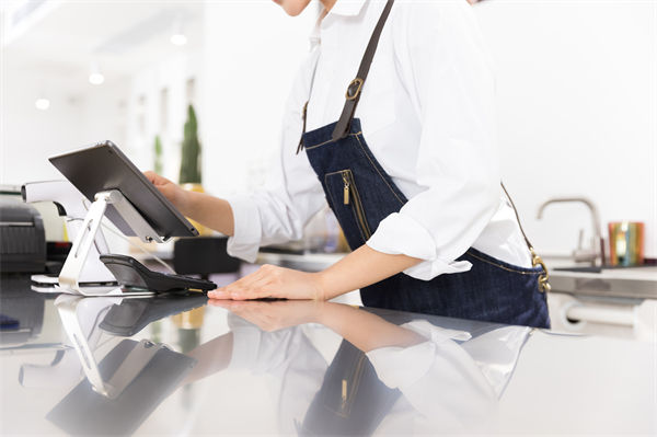 29歲女演員回應在餐廳當服務員，人力資源怎么看？